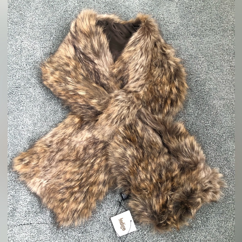 New with tags Indigo store high quality brown faux fur rectangular scarf w loop